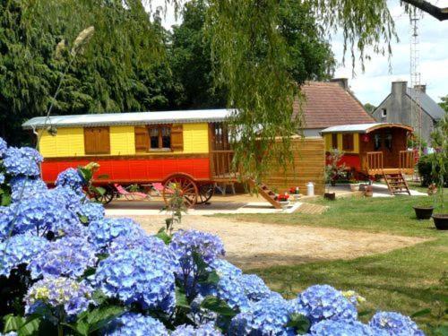 La Cle Des Roulottes Hotel Pluvigner Exterior photo