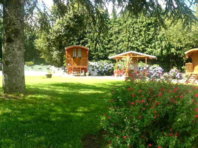 La Cle Des Roulottes Hotel Pluvigner Exterior photo